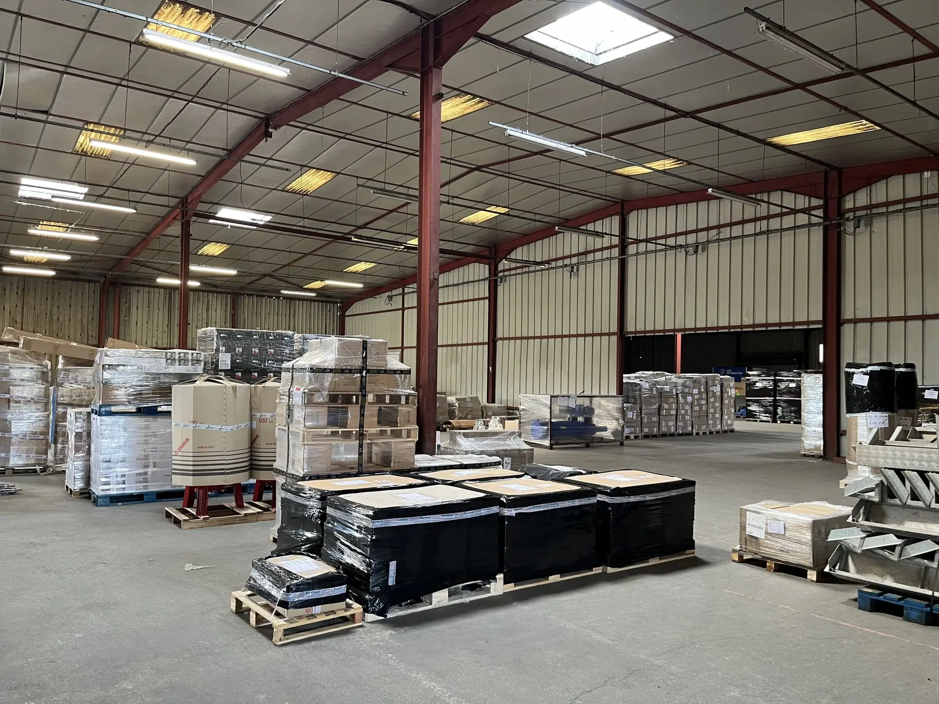 Entrepôt avec des palettes et autres marchandises